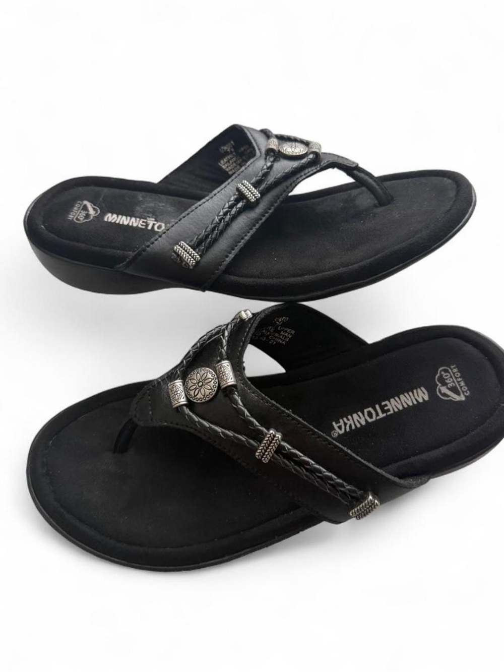 Minnetonka Thong Wedge Sandals Size 7 Black Leather Southwestern Concho Braided